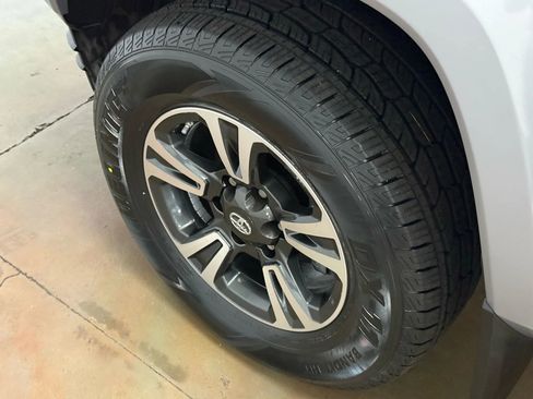 Used 2018 Toyota Tacoma TRD Sport image 32