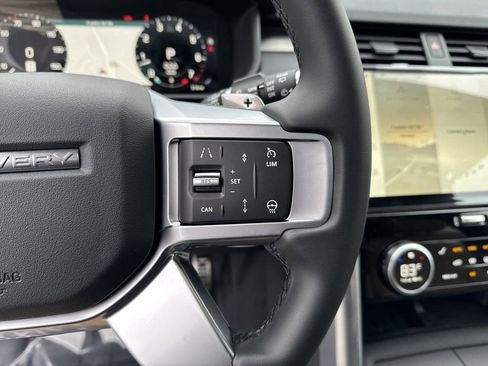 New 2025 Land Rover Discovery Dynamic SE image 19