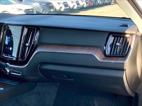 Used 2022 Volvo XC60 B5 Momentum w/ Climate Package image 17