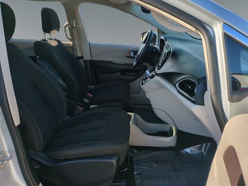 Used 2023 Chrysler Voyager LX image 17