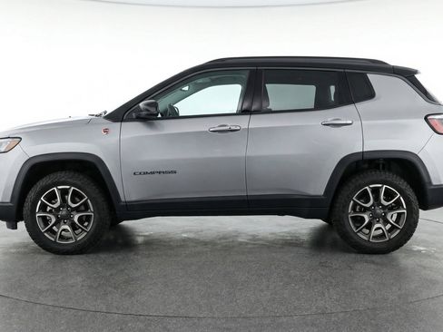 Used 2025 Jeep Compass Trailhawk image 5