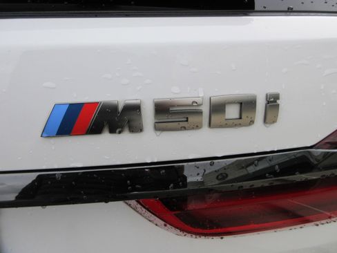 Used 2021 BMW X7 M50i image 9