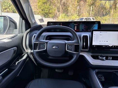 Used 2025 Ford Expedition Active image 26