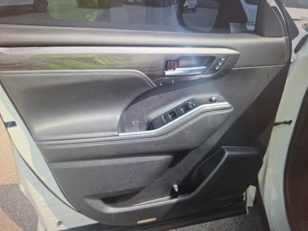 Used 2021 Toyota Highlander Platinum AWD/4WD image 16