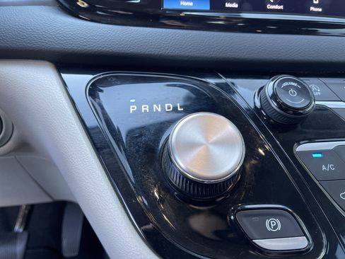 Used 2024 Chrysler Pacifica Touring-L image 29