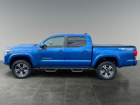 Used 2017 Toyota Tacoma TRD Sport w/ Exterior Package AWD/4WD image 4