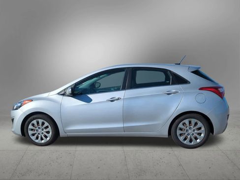 Used 2017 Hyundai Elantra GT image 3