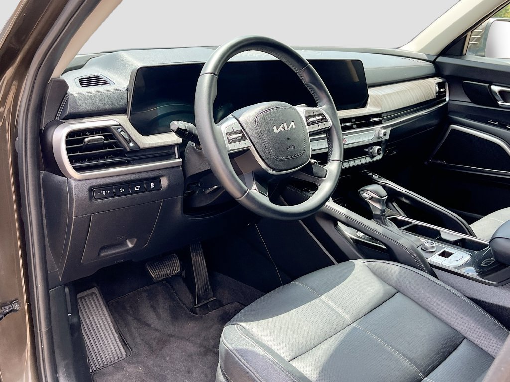 Used 2024 Kia Telluride EX w/ EX Captain's Chair Package FWD image 9