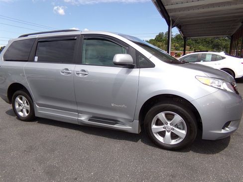 Used 2017 Toyota Sienna LE FWD image 6