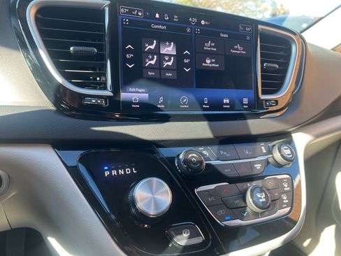 Used 2024 Chrysler Pacifica Touring-L image 28