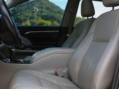 Used 2018 Toyota Highlander Limited image 14