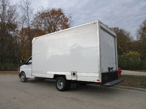 Used 2018 Chevrolet Express 3500 w/ Driver Convenience Package image 24