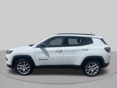 Used 2023 Jeep Compass Latitude AWD/4WD image 3