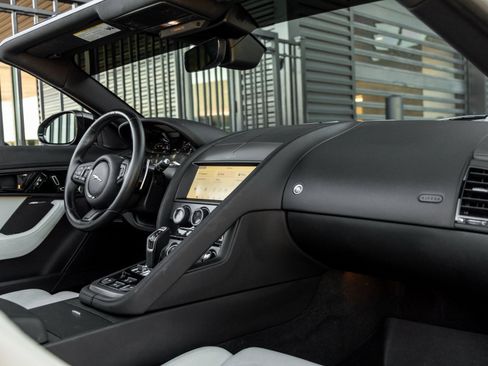 Used 2022 Jaguar F-TYPE Convertible image 32