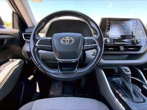 Used 2021 Toyota Highlander LE FWD image 6