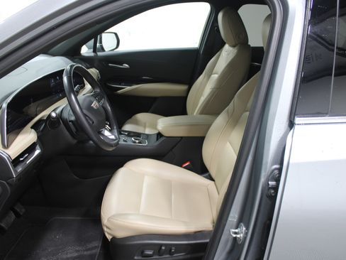 Used 2024 Cadillac XT4 Luxury w/ Cold Weather Package image 3