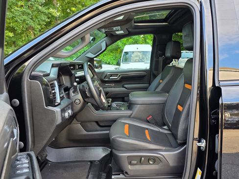 Used 2023 GMC Sierra 1500 AT4 w/ Technology Package AWD/4WD image 11