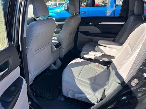 Used 2018 Toyota Highlander XLE AWD/4WD image 17