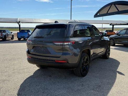 Used 2023 Jeep Grand Cherokee Altitude image 4