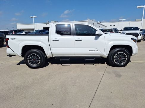 Used 2025 Toyota Tacoma TRD Sport AWD/4WD image 7