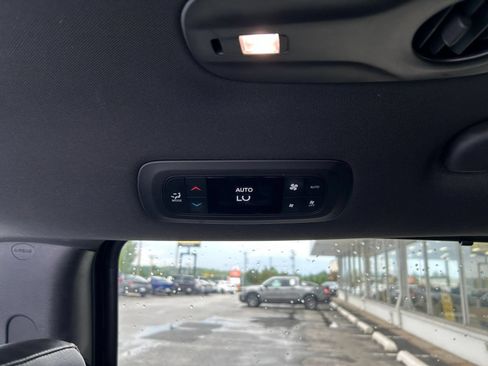 Used 2025 Chrysler Pacifica Select FWD image 17