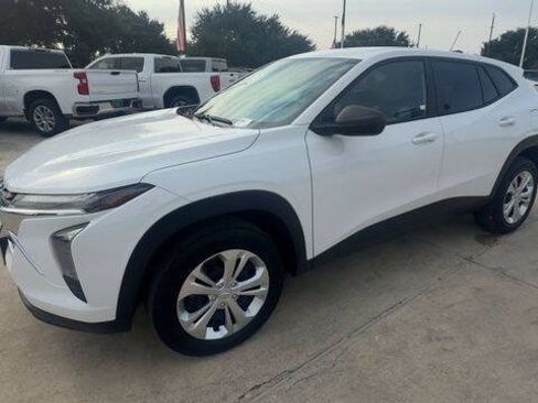 Used 2024 Chevrolet Trax LS FWD image 4