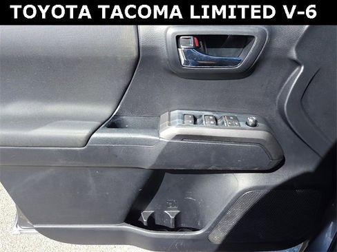 Used 2018 Toyota Tacoma TRD Sport image 23