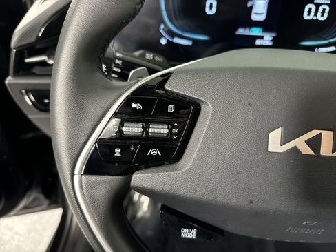 Used 2023 Kia Niro EX image 12