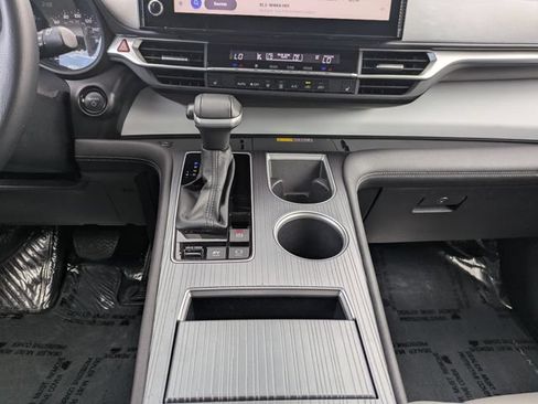 Used 2025 Toyota Sienna XLE FWD image 20