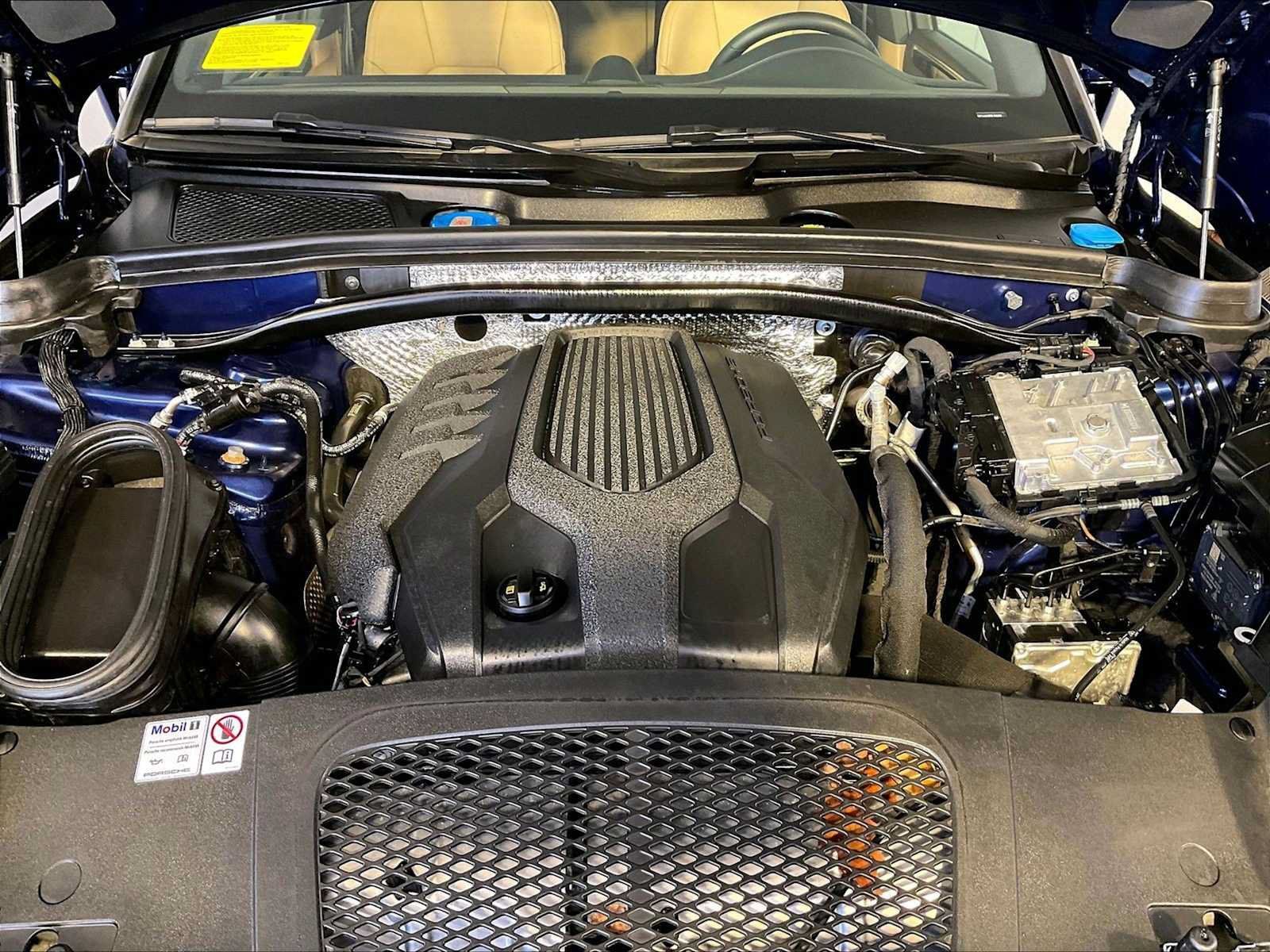 Certified 2024 Porsche Macan AWD/4WD image 32