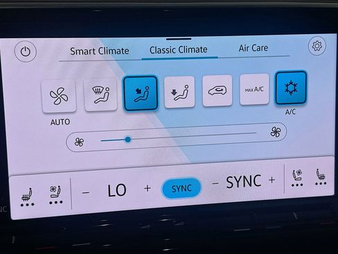 Used 2025 Volkswagen Atlas Cross Sport SE image 24