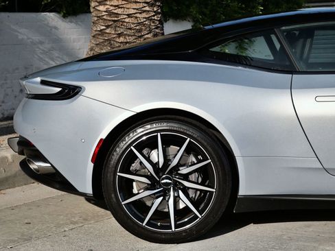 Used 2018 Aston Martin DB11 V12 image 16