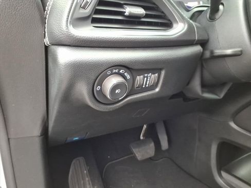 New 2026 Chrysler Pacifica Limited w/ Uconnect Theater Family Group image 26