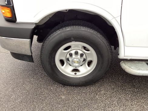 Used 2024 Chevrolet Express 2500 w/ Driver Convenience Package image 9