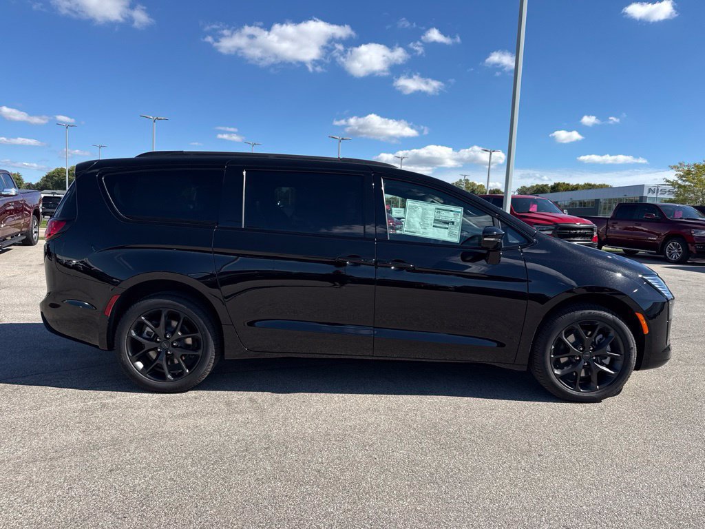 New 2027 Chrysler Pacifica Limited w/ Family Tech Group AWD/4WD image 19