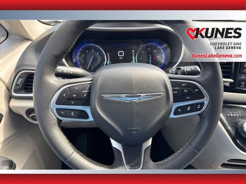 Used 2023 Chrysler Pacifica Touring-L FWD image 20