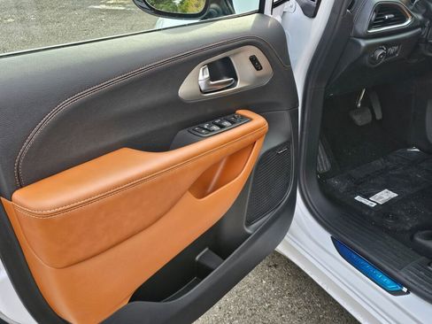 New 2026 Chrysler Pacifica Pinnacle image 19