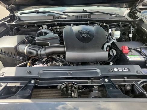 Used 2017 Toyota Tacoma SR5 w/ Tow Package AWD/4WD image 32