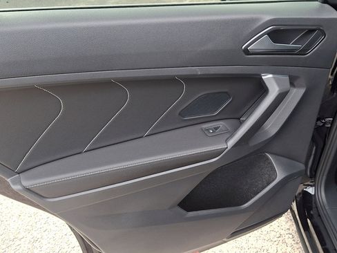 Used 2023 Volkswagen Tiguan SE image 19