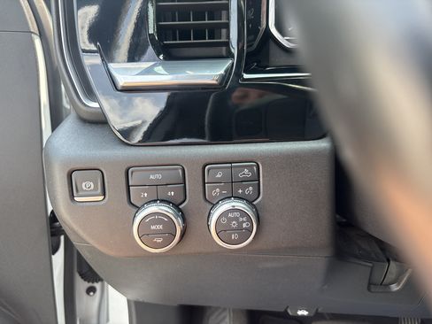 Used 2025 GMC Sierra 1500 SLT AWD/4WD image 16