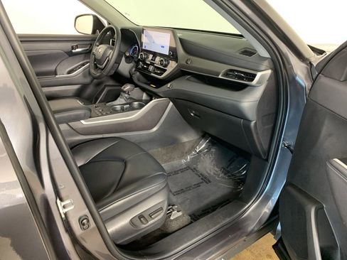Used 2023 Toyota Highlander XLE AWD/4WD image 42