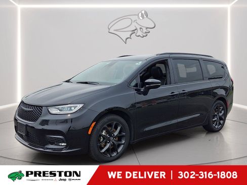 Used 2025 Chrysler Pacifica Limited FWD image 1