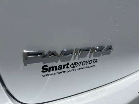Used 2023 Chrysler Pacifica Limited FWD image 7