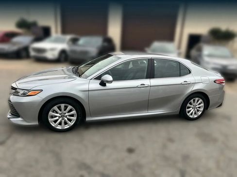 Used 2020 Toyota Camry LE image 5
