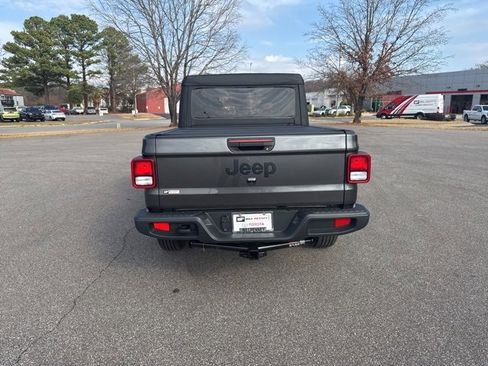 Used 2025 Jeep Gladiator Sport image 4
