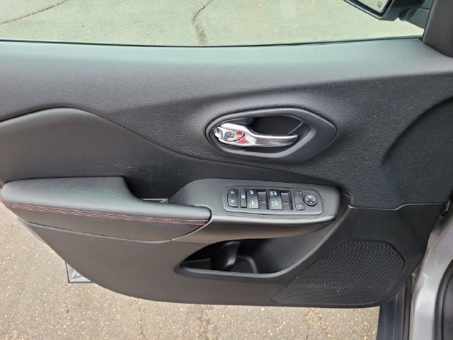 Used 2019 Jeep Cherokee Trailhawk w/ Cold Weather Group AWD/4WD image 9