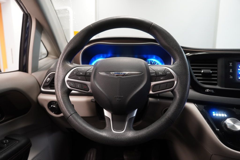 Used 2017 Chrysler Pacifica Touring FWD image 18
