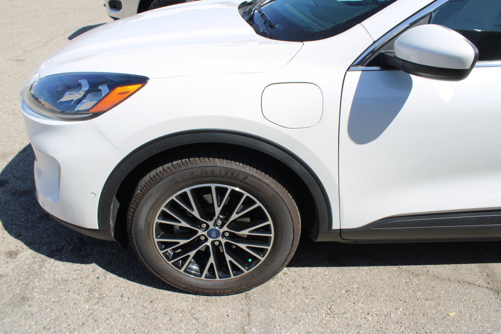 Used 2021 Ford Escape Titanium w/ Class II Trailer Tow Package FWD image 7