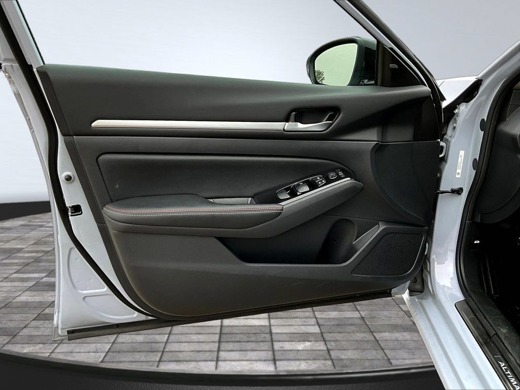 Used 2025 Nissan Altima 2.5 SR w/ SR Premium Package FWD image 22