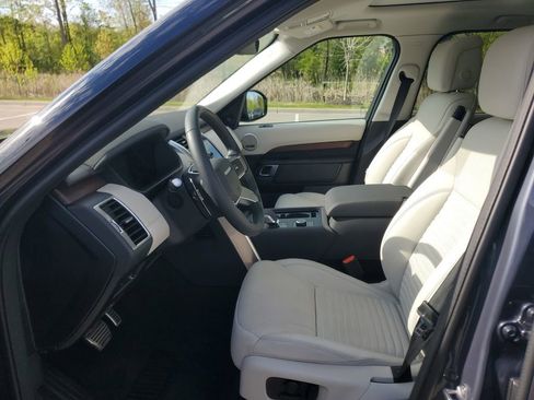 Used 2025 Land Rover Discovery Dynamic SE AWD/4WD image 14